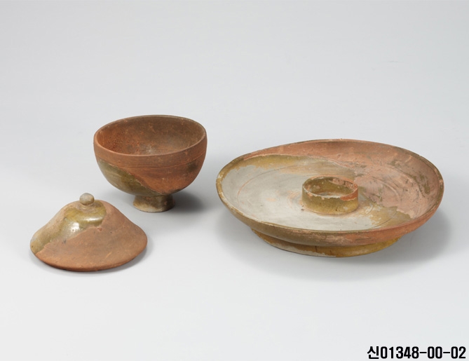 녹유 잔과 잔받침 이미지 2 보기